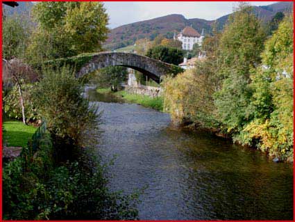 La Nive de Ba&iuml;gorry, le pont romain et le chateau d'Etchauz